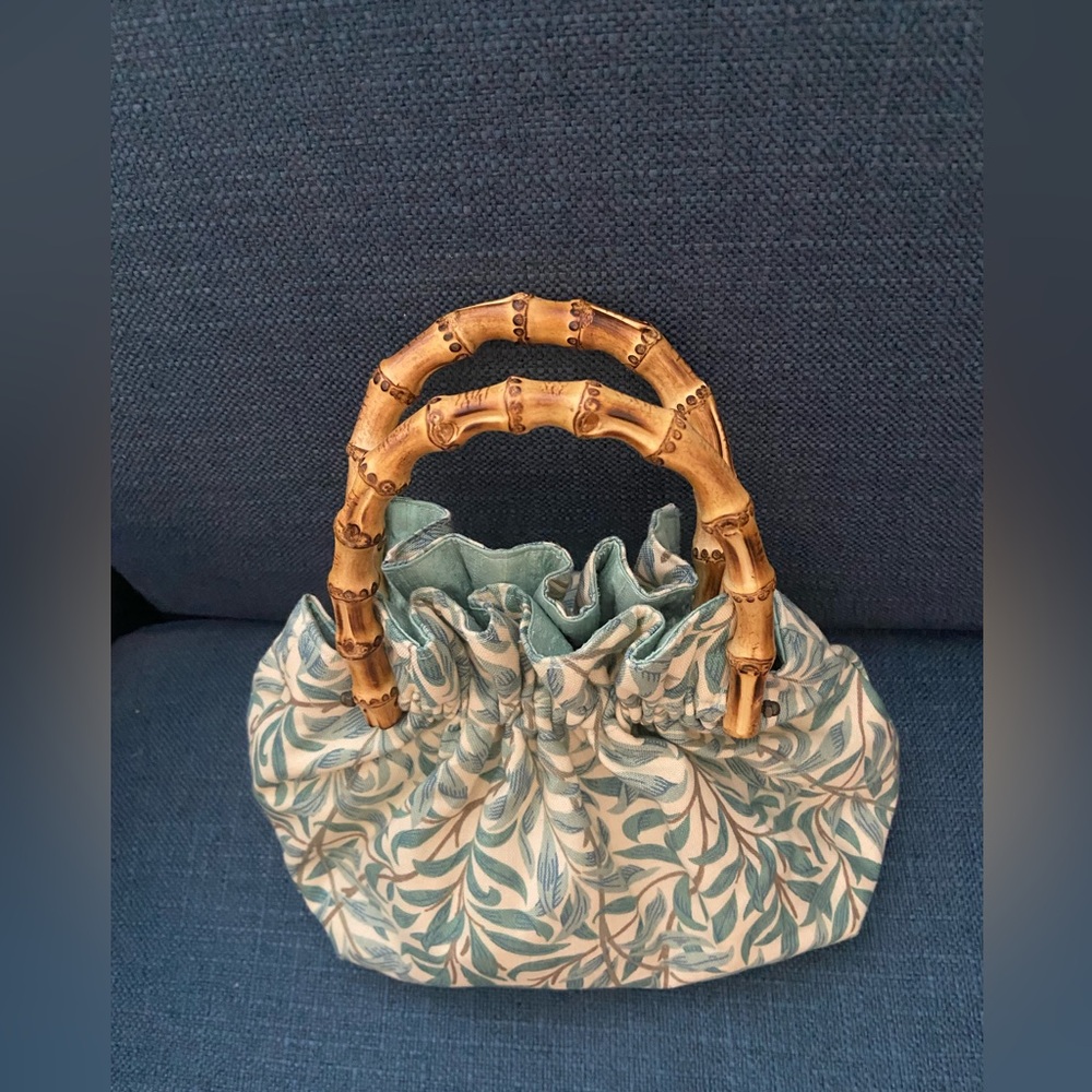 NWOT Cute Fabric Handbag with Bamboo Round Handles Cream & Blues Leaf Branches